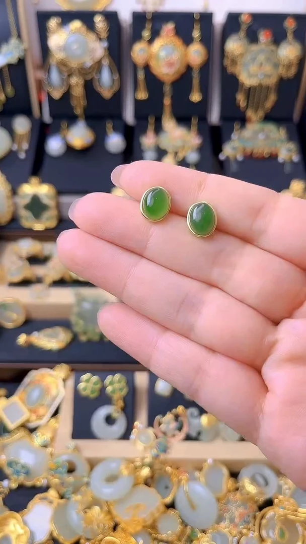 颈饰银S925镀金镶嵌和田玉碧玉蛋面耳钉
