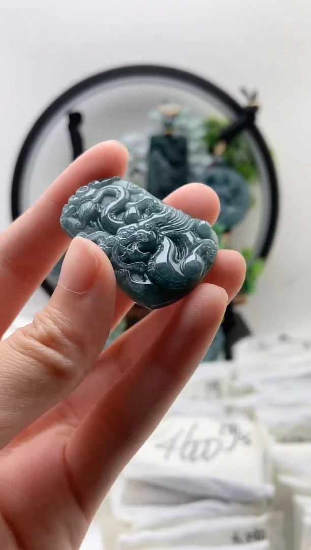 翡翠未镶嵌颈饰龙牌