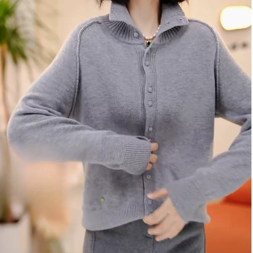 轻奢小众洋气时尚立领包扣冬装新款百搭针织毛衣开衫女时髦上衣