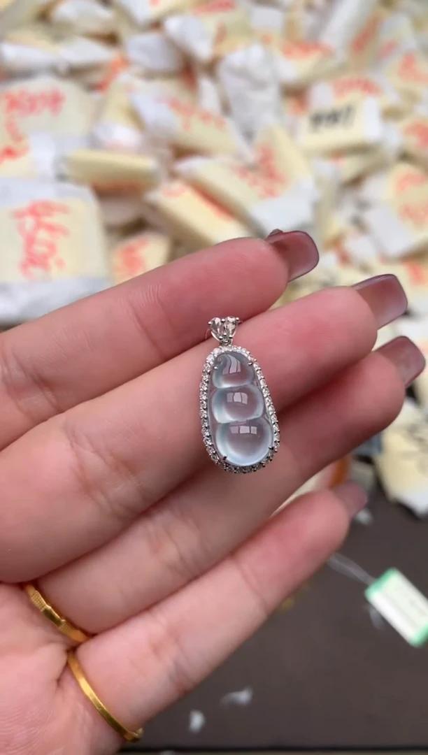 翡翠挂件18K金镶嵌—