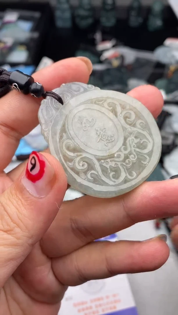 翡翠未镶嵌颈饰多样性发其一