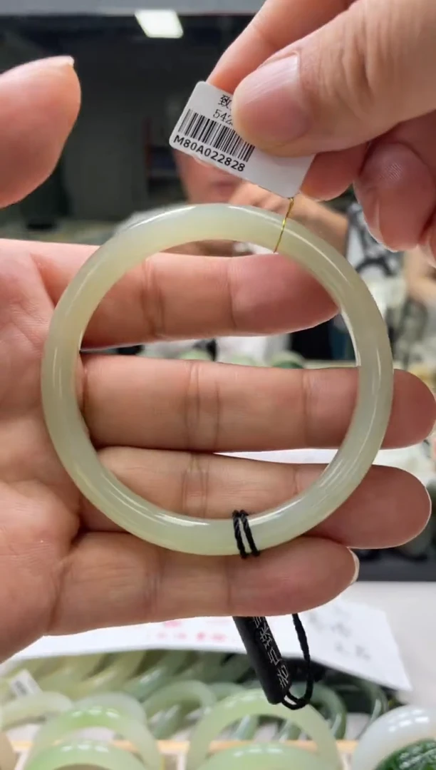 和田玉手镯未镶嵌编码2828 圈口58-59