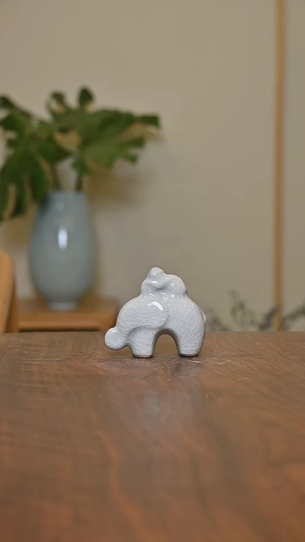 拜象封侯  月白釉 微瑕 无款