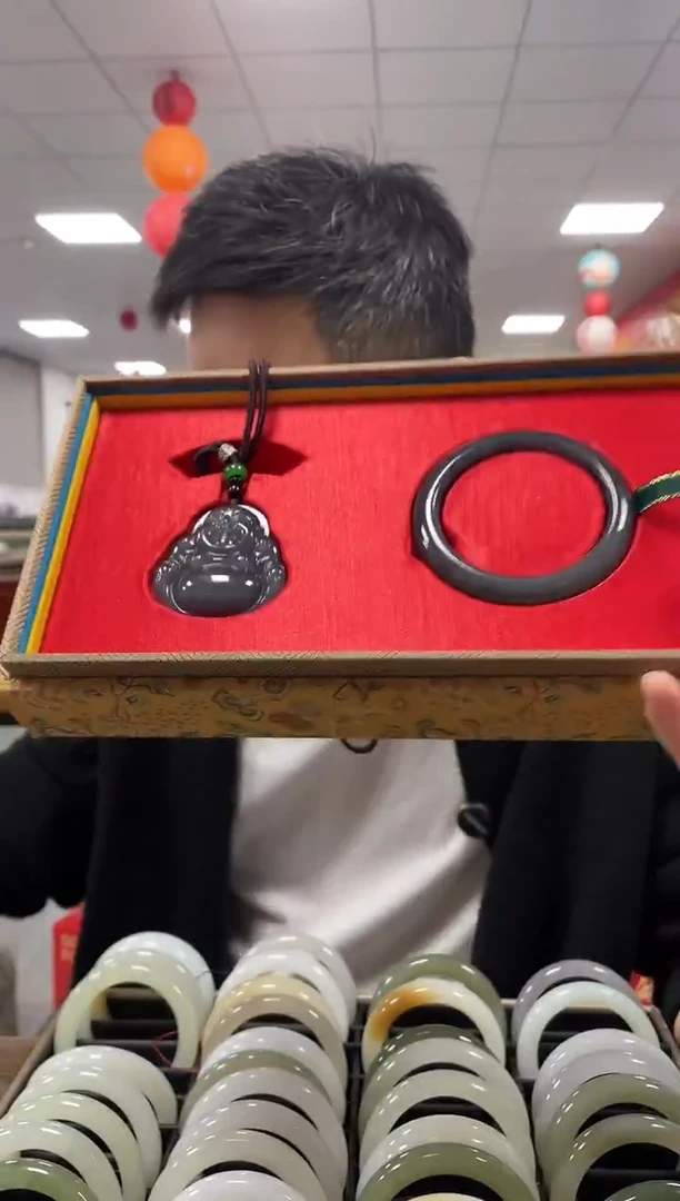 未镶嵌手镯和田玉桃****?圈口56   烟紫手镯一条配佛公