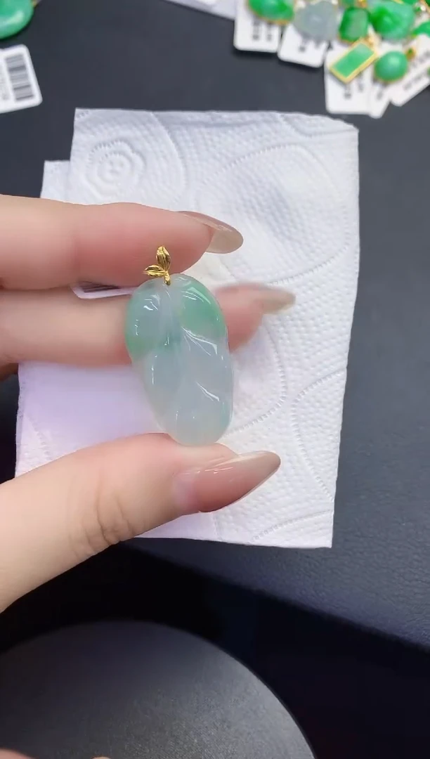 颈饰18K金镶嵌翡翠缅甸天然翡翠A货