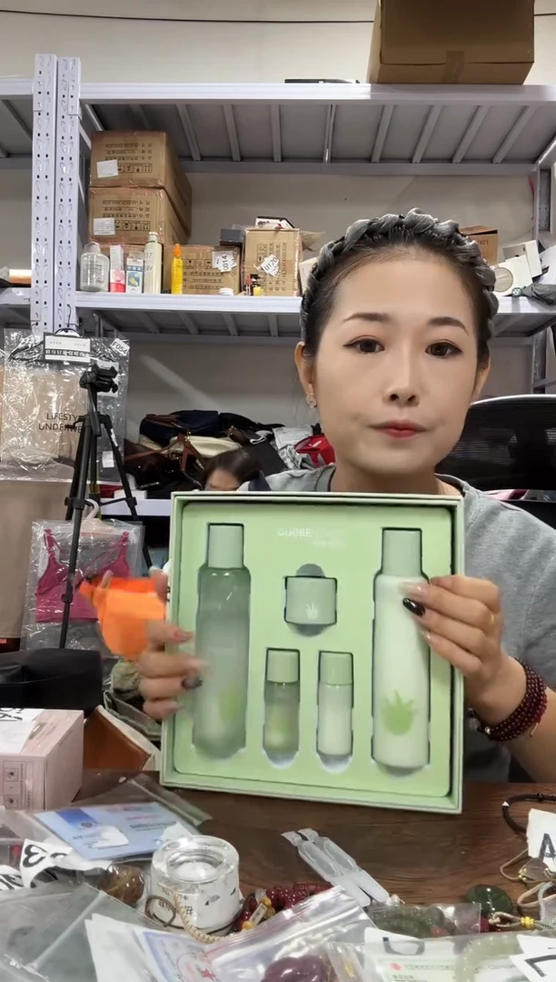 PVC给主播点点小红心 朵本自然水乳一套