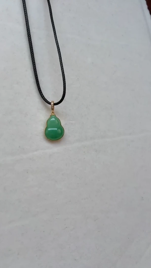 颈饰18K金镶嵌翡翠挂件