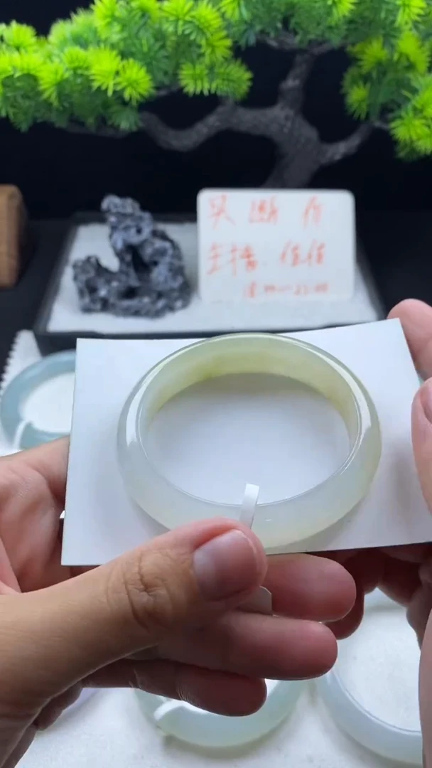 【闪购商品】翡翠手镯未镶嵌50.5圈贵妃~不退不换