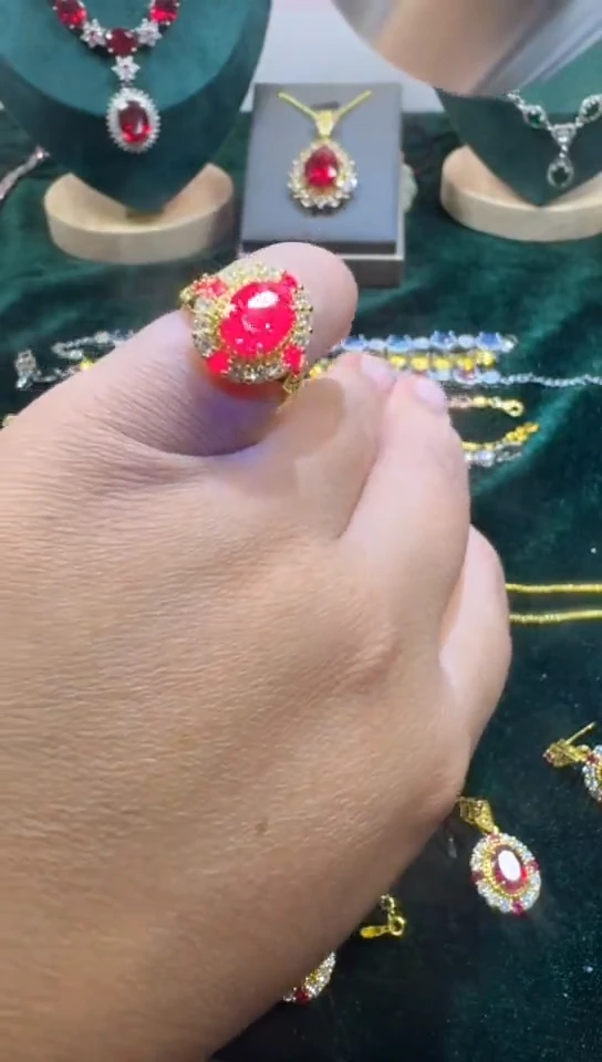 18K金镶嵌戒指红宝石1