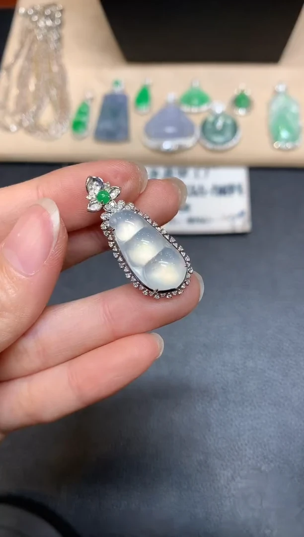 【闪购商品】翡翠颈饰18K金镶嵌福豆【无服务费