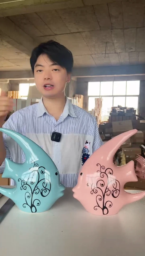 摆件正品陶瓷摆件兰粉对吻鱼一对