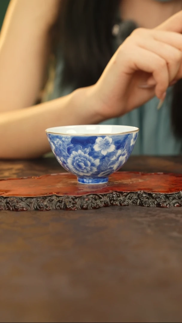 青花手绘花卉主人杯
