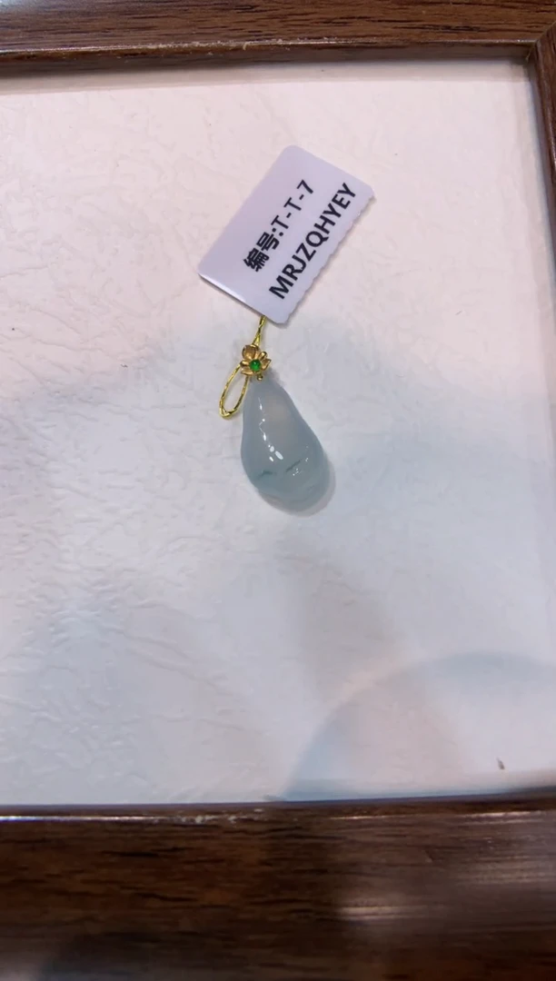 颈饰18K金镶嵌翡翠福瓜