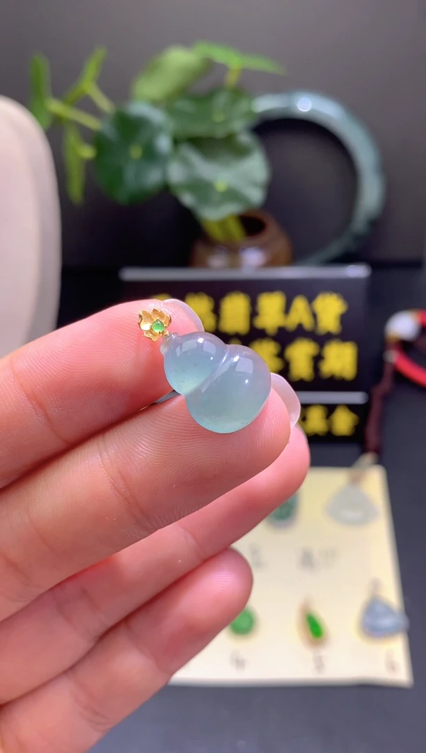 翡翠18K金镶嵌颈饰翡翠吊坠