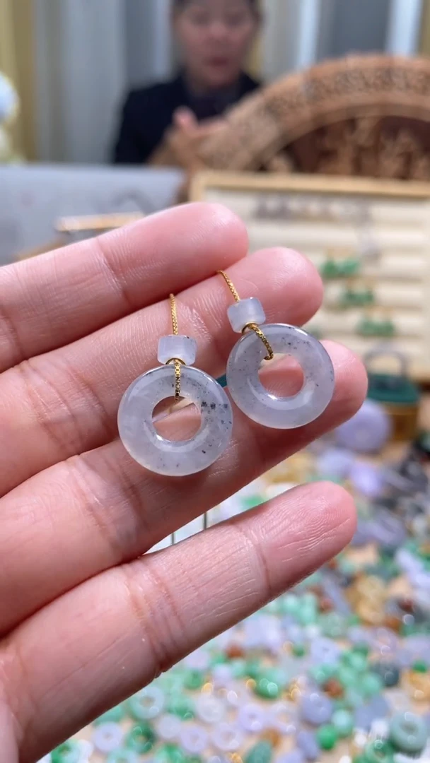 【闪购商品】翡翠颈饰未镶嵌甜甜圈一对