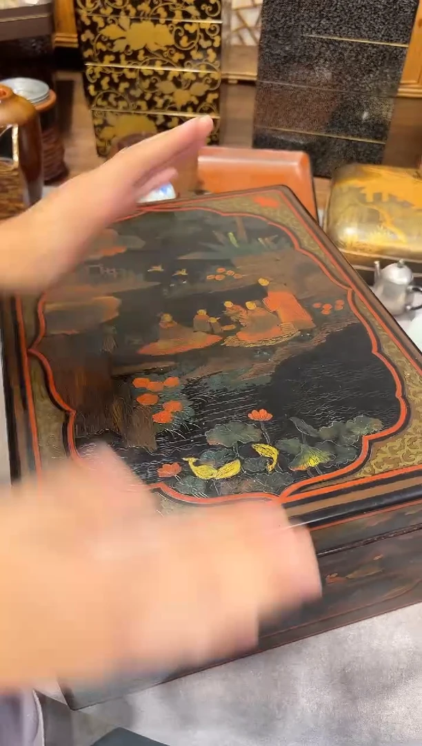 彩漆雕刻 大文盒（清中）