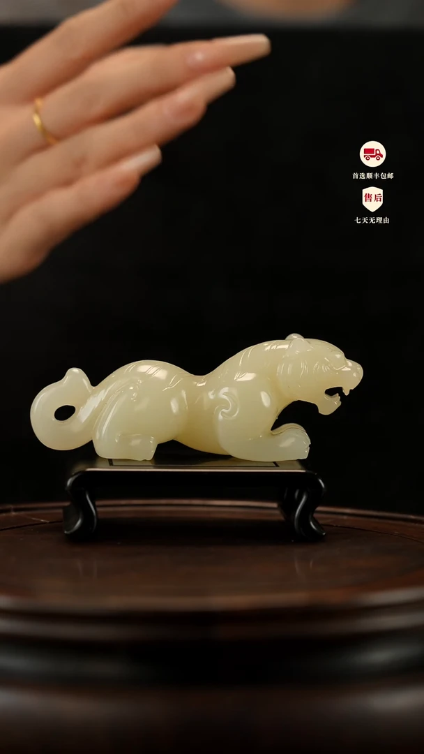 云南石竹叶青雕刻：伏虎