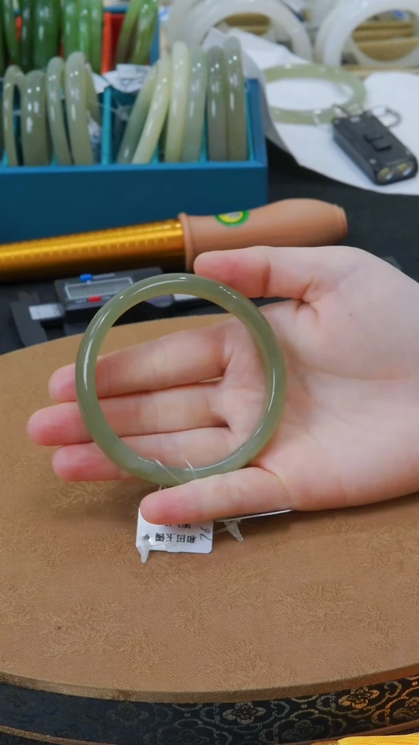 和田玉手镯未镶嵌58-59圈口正装宽版湖水绿