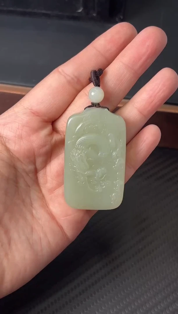 吊坠(赠链)未镶嵌和田玉且末微色差迪克兰二细吊坠jm