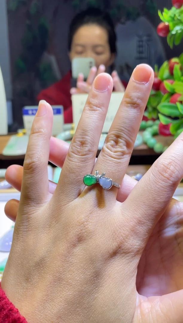 18K金镶嵌戒指翡翠戒指