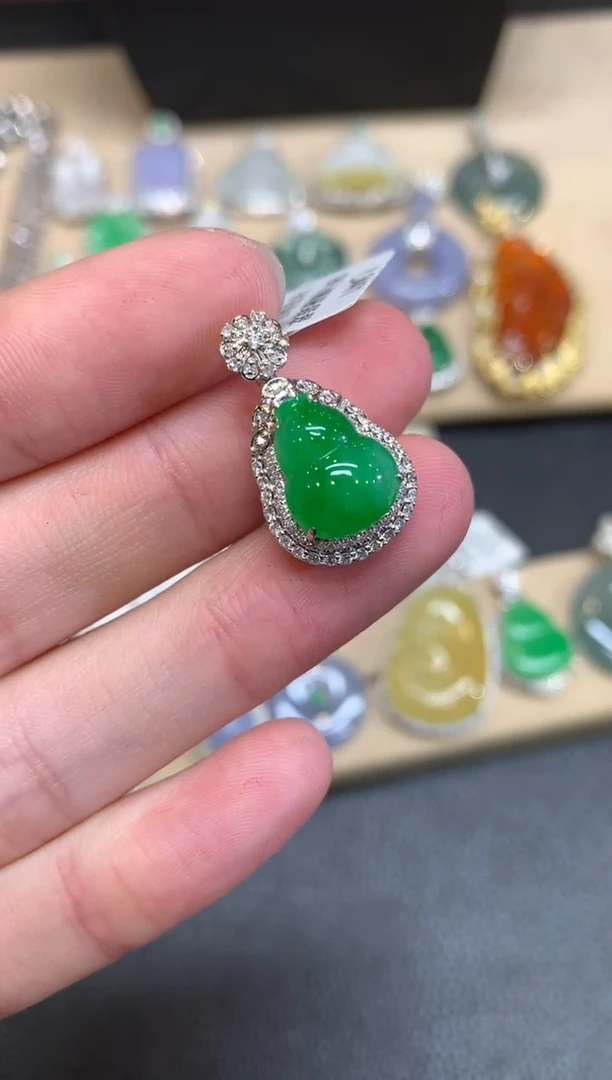 【闪购商品】翡翠颈饰18K金镶嵌葫芦【无服务费】