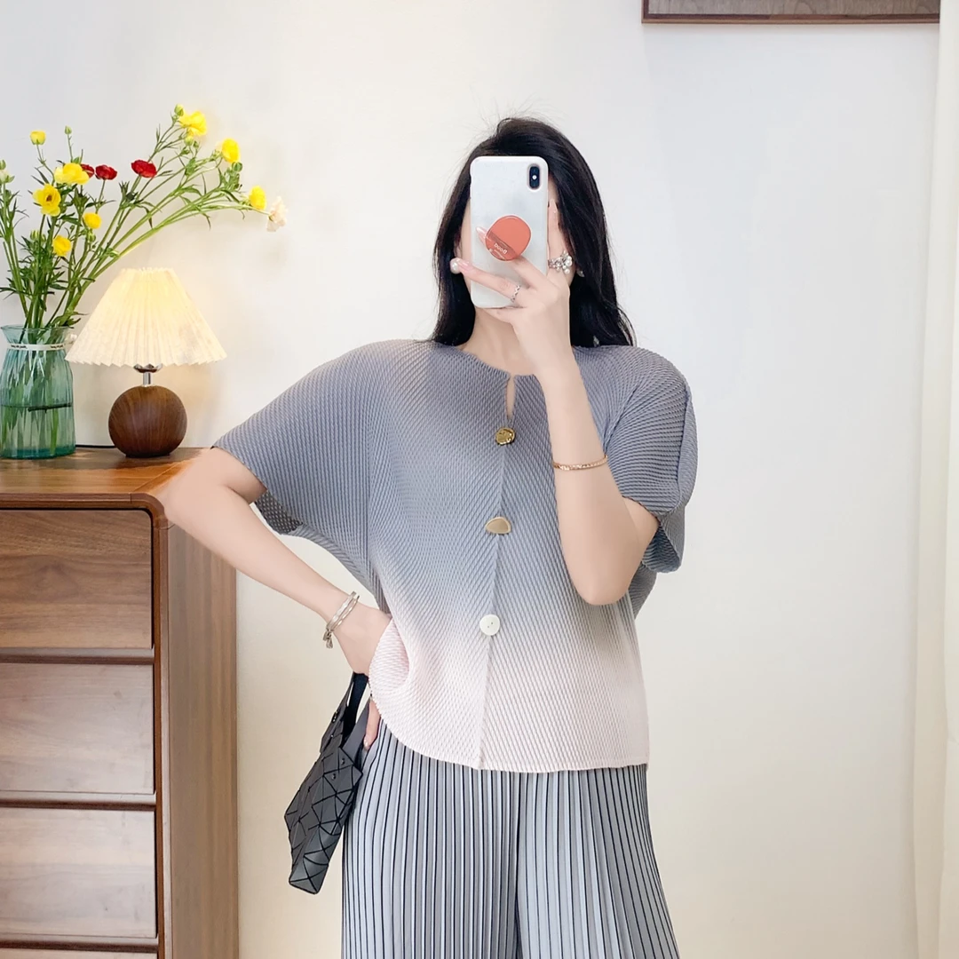 龙麟褶上衣春夏新款2025气质时尚宽松休闲百搭上衣女