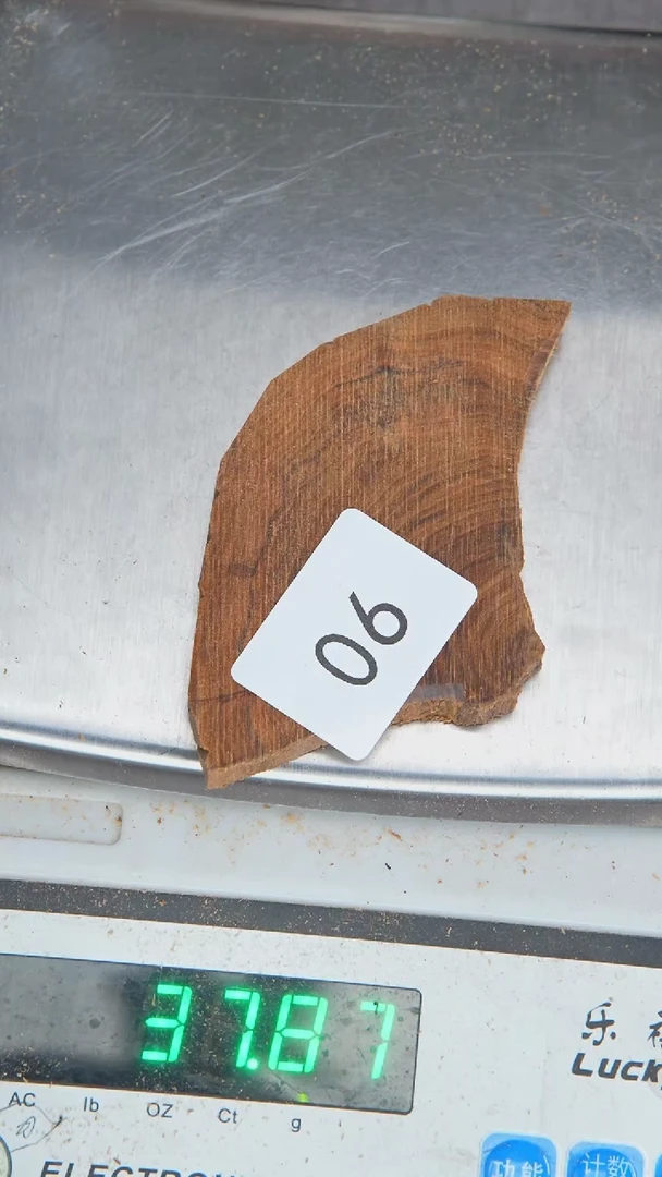 檀香木其他46号料原木切片37.7g 90