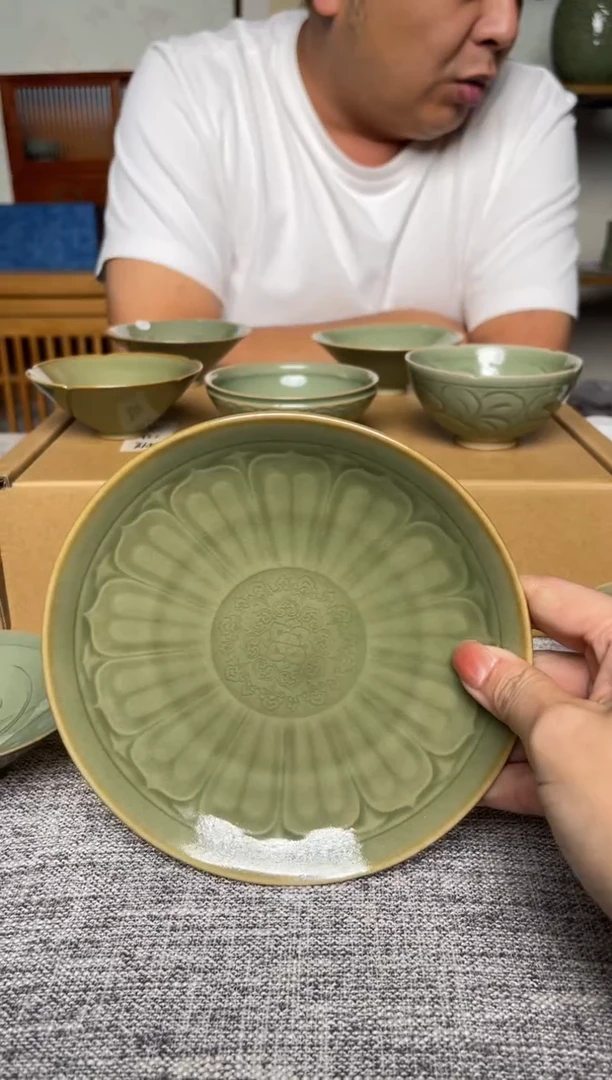 瓷器橄榄绿宝象莲瓣纹壶承  微瑕