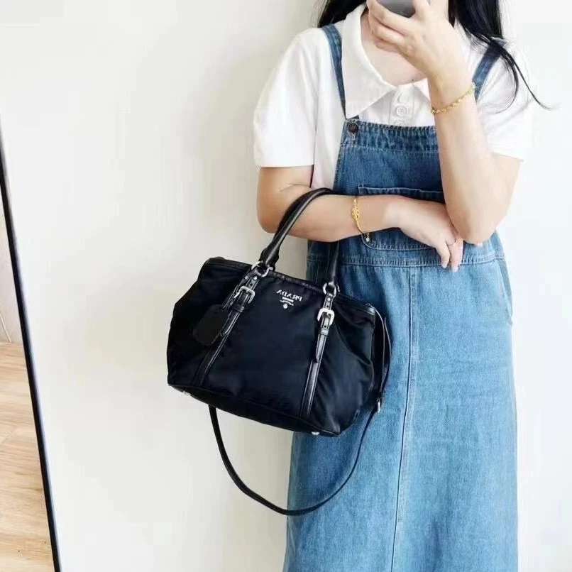 95新 Prada/普拉达 坤球奢选普拉达尼龙手提斜挎包
