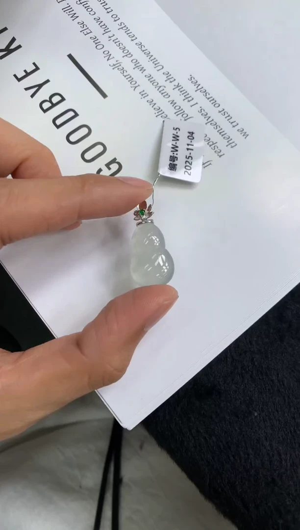 颈饰18K金镶嵌翡翠葫芦