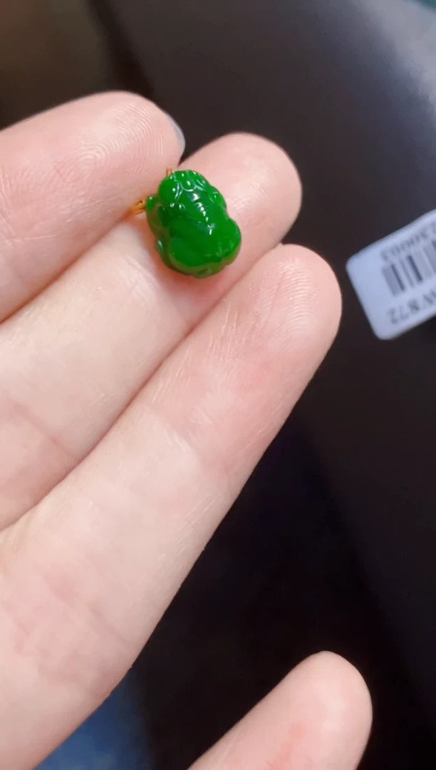 颈饰18K金镶嵌翡翠吾***期貔貅