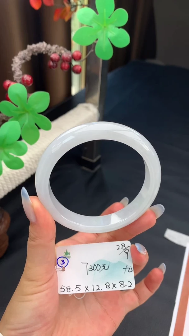 未镶嵌手镯翡翠自带#送人#，联系客服核对地址~