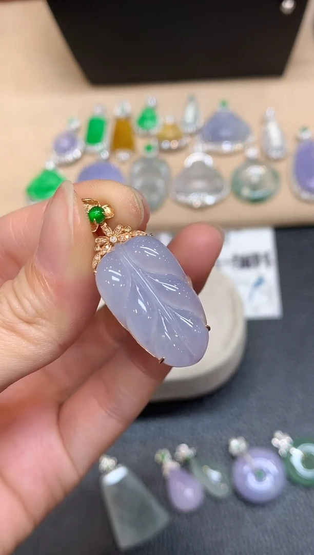 颈饰18K金镶嵌翡翠树叶【无服务费