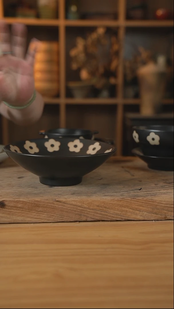 黑色雕刻小花花的8英寸斗笠面碗