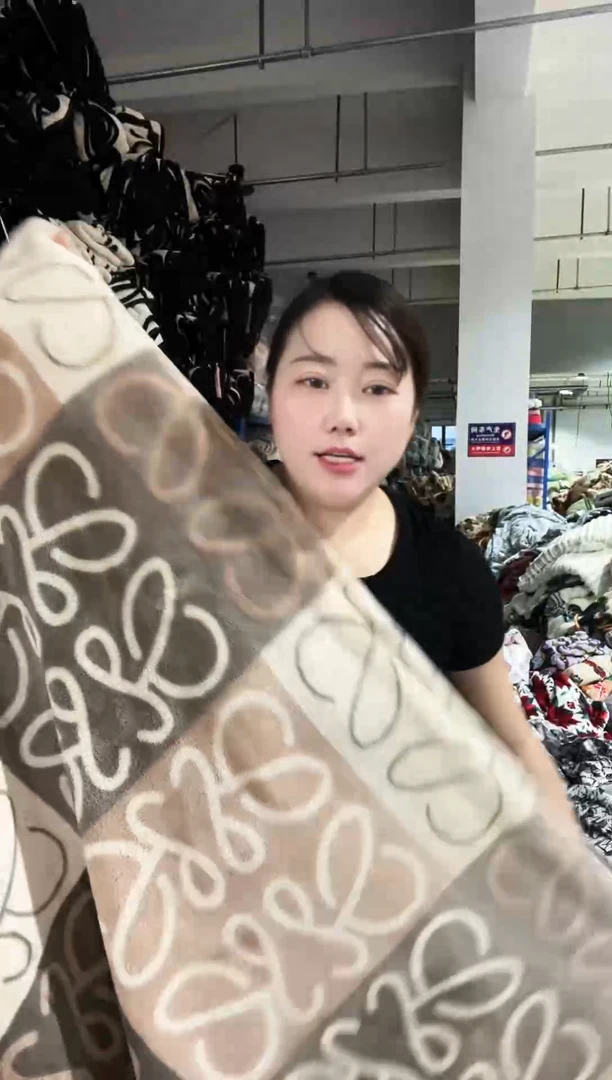 混纺主播手上展示的被套