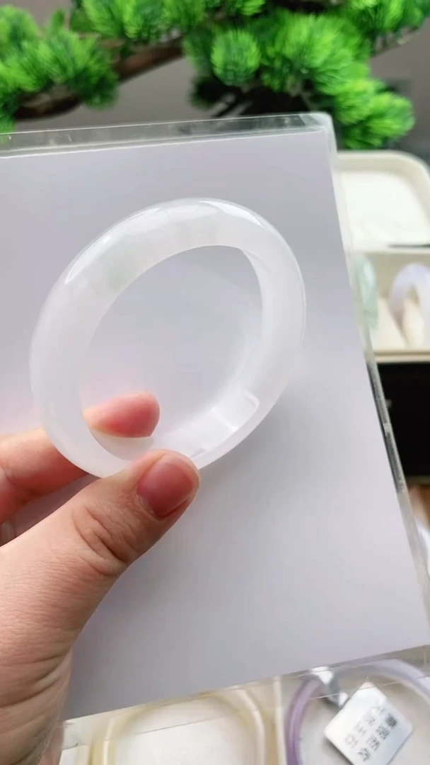 【闪购商品】石英质玉手镯未镶嵌56