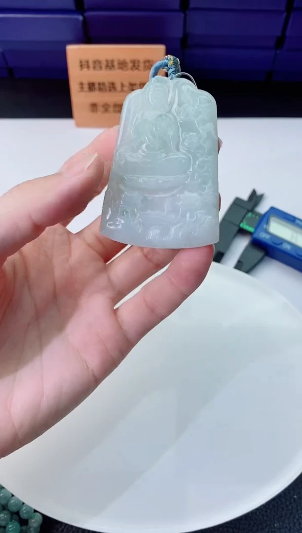 翡翠未镶嵌颈饰   `