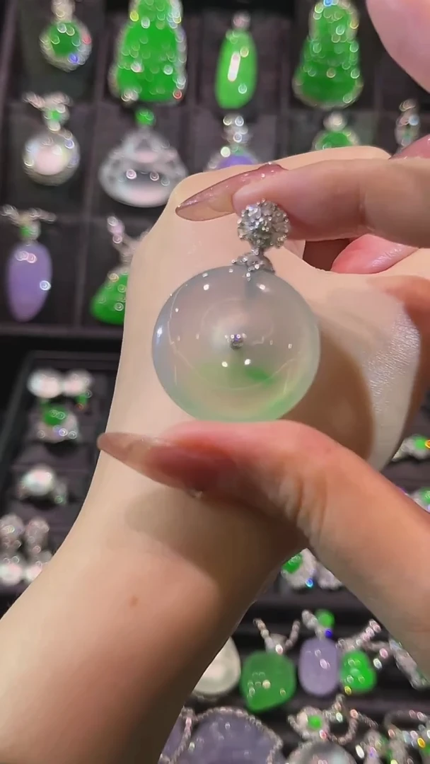 颈饰18K金镶嵌翡翠吊坠