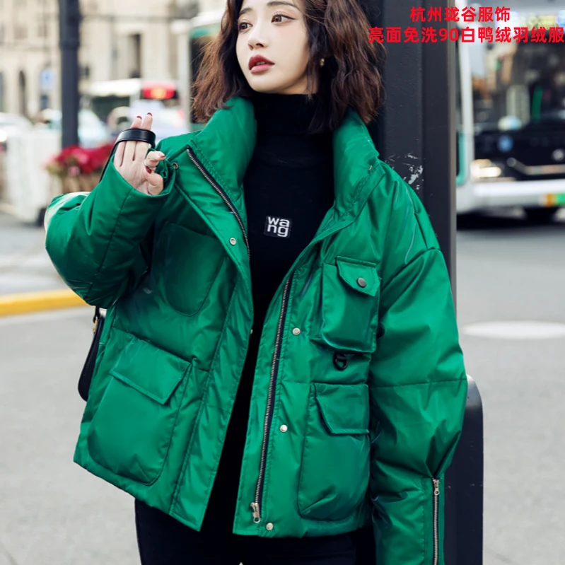 欧洲站亮面绿色羽绒服女短款宽松2025新款冬季小个子90白鸭绒外套
