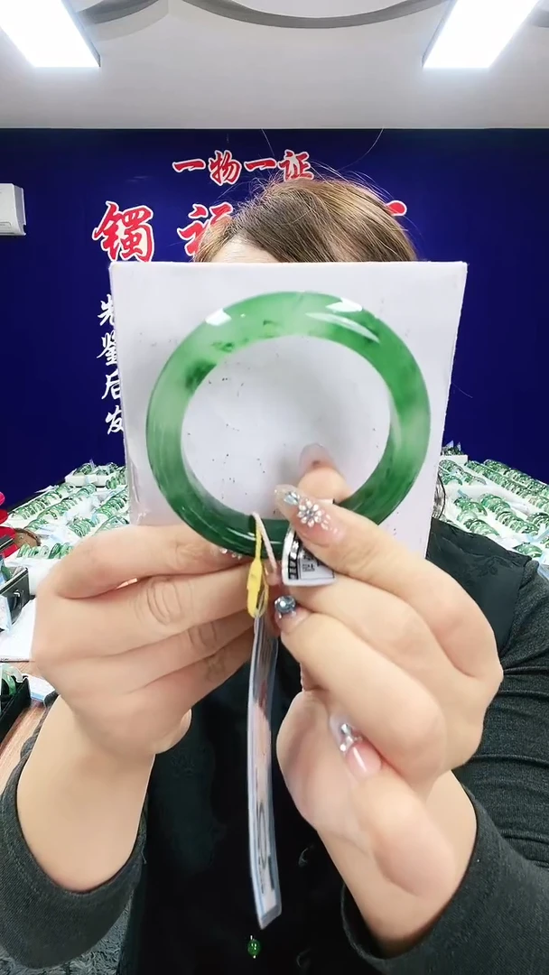未镶嵌手镯石英质玉（非洲翠）1