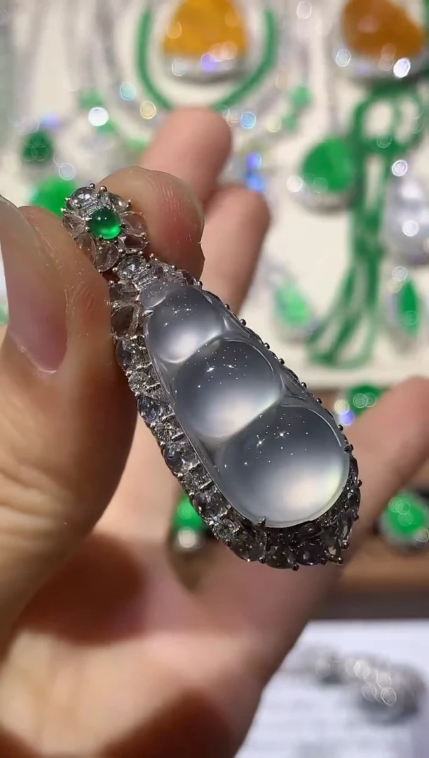 吊坠(不含链)18K金镶嵌翡翠回**笑C196