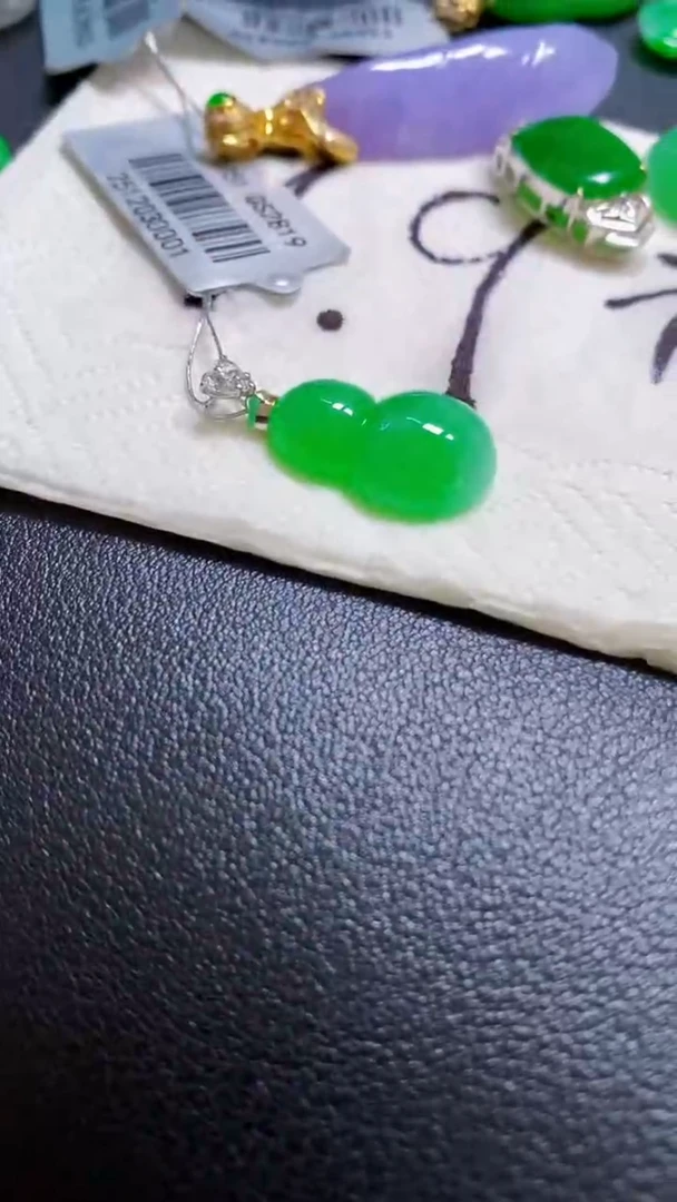 颈饰18K金镶嵌翡翠葫芦