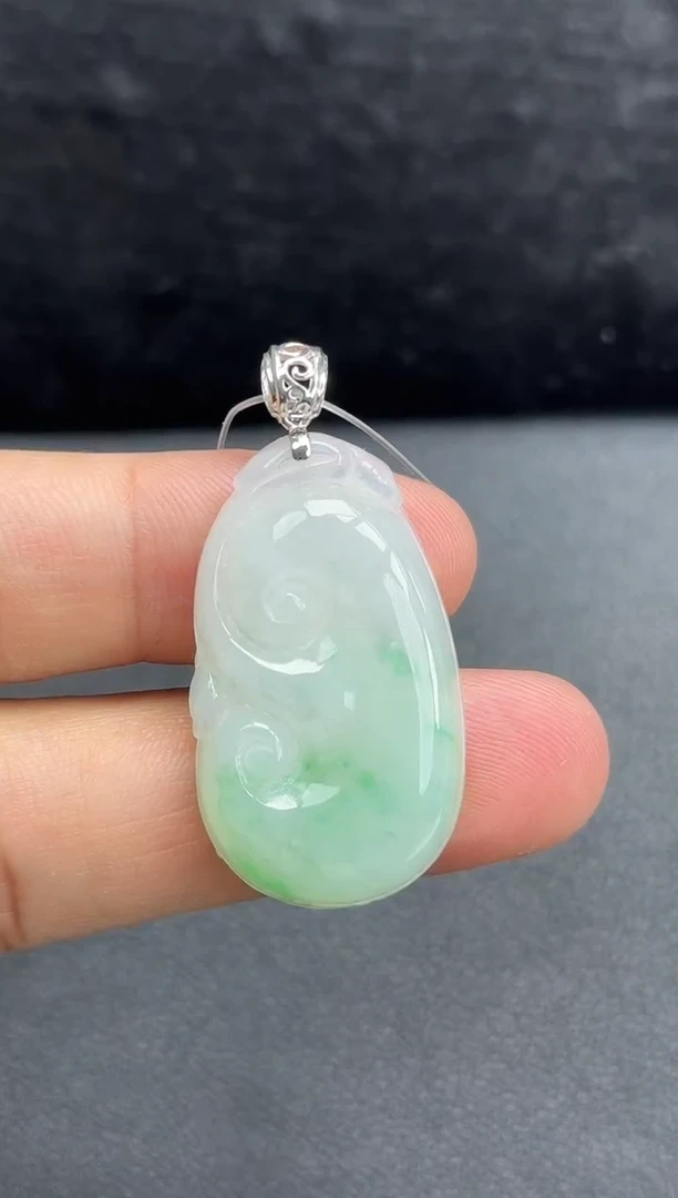 颈饰18K金镶嵌翡翠如意