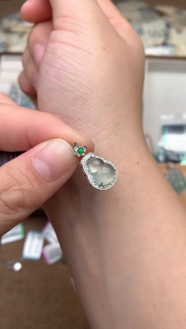 18K金镶嵌挂件翡翠一