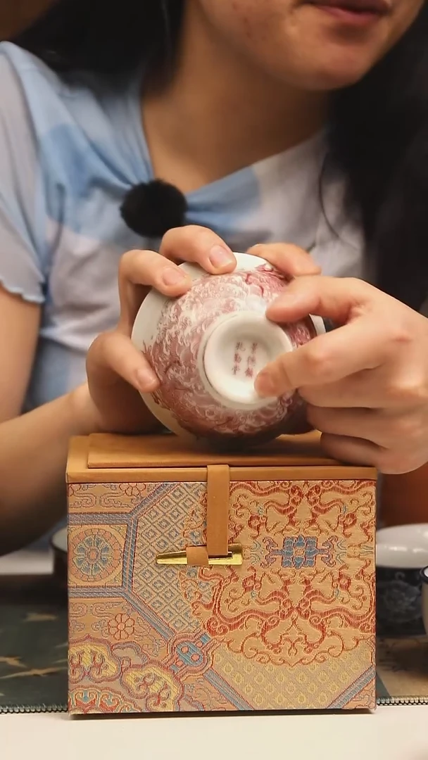 景德镇高温瓷踏浪麒麟撇口杯