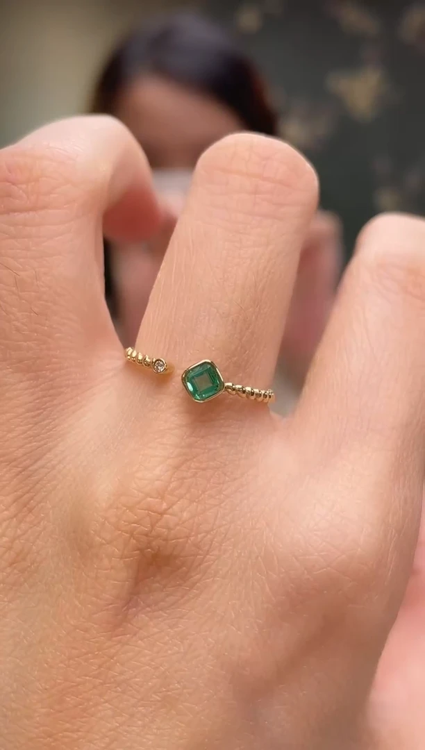 18K金镶嵌戒指祖母绿哥伦比亚主石：0.21ct
