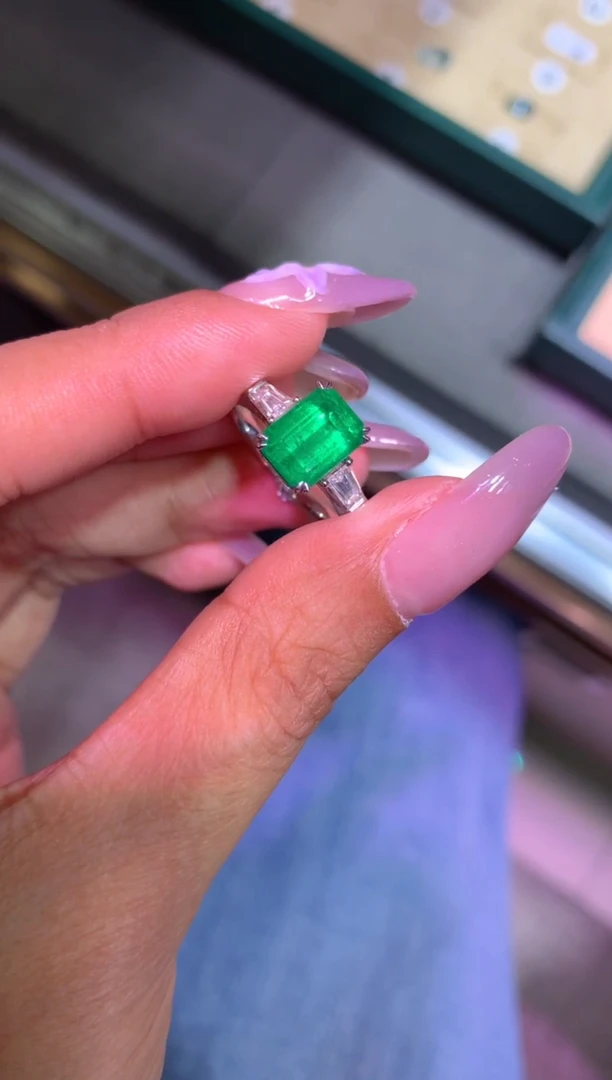 18K金镶嵌戒指祖母绿2.4CT