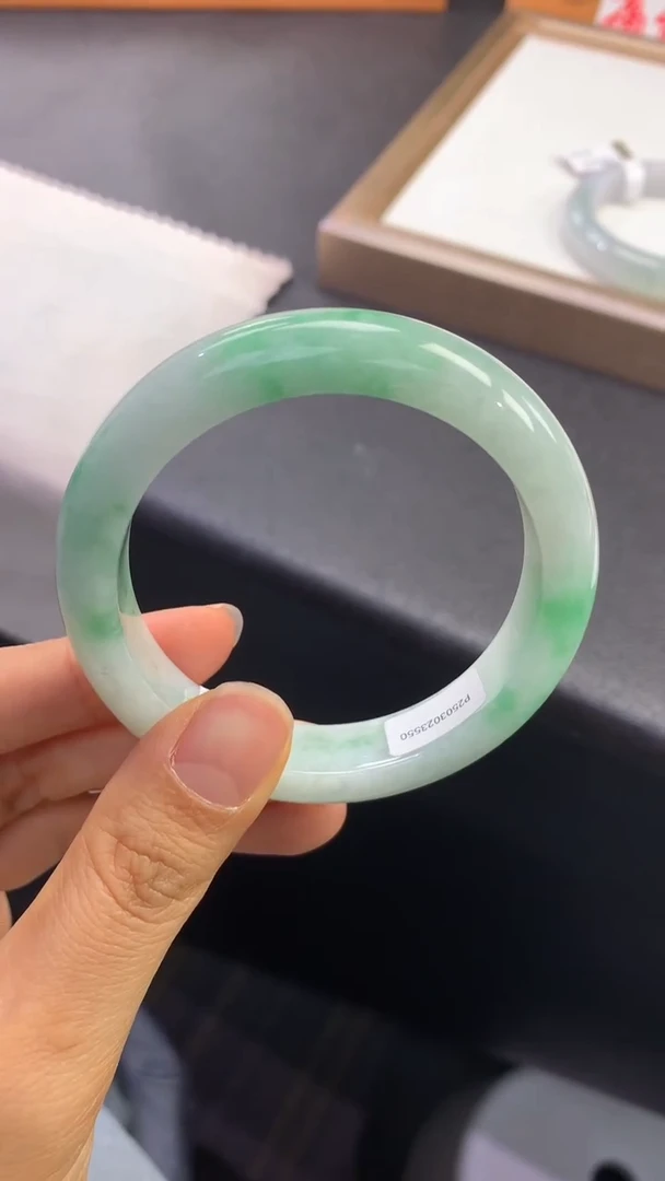 未镶嵌手镯翡翠退货需手镯吊牌标签完好   53