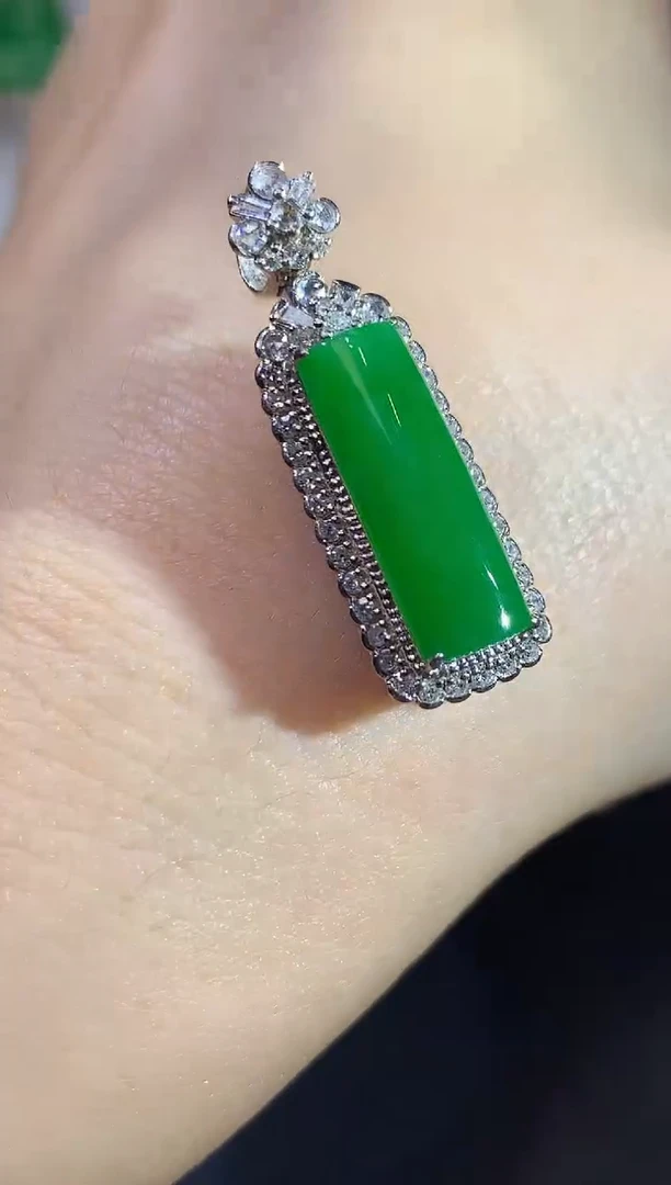 【闪购商品】翡翠吊坠(不含链)18K金镶嵌C23