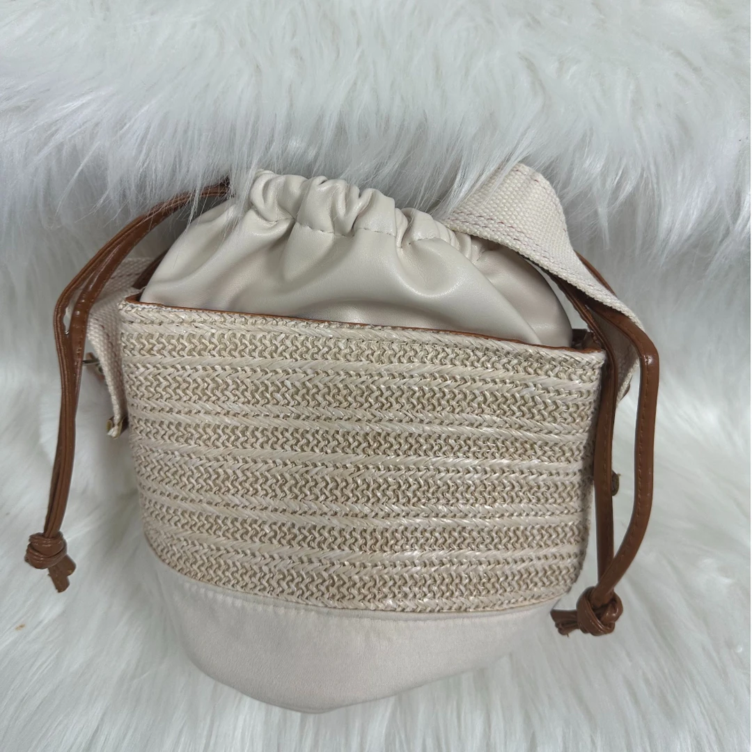 【新】时尚小众编织皮质水桶包可收缩的拼接斜挎包